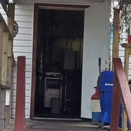 Door to kitchen, no screen. Door to kitchen, no screen.