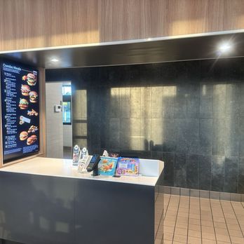 McDonald's - No employees all hide in the back. Hard to get anything, napkins, condiments, or refills without going in the back and getting it yourself. - Coffee & Tea Near Me - Farmersville, Texas