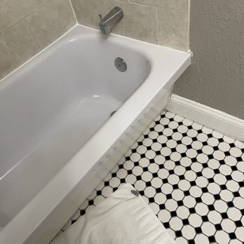 Hollander Hotel - Bathtub - Hotels Near Me - St. Petersburg, Florida Hollander Hotel - Bathtub - Hotels Near Me - St. Petersburg, Florida