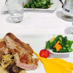 Le Petit Nicolas - Côte de veau sauce morille, avec sa mousse de potiron et sa julienne de légumes.  Un vrai délice!