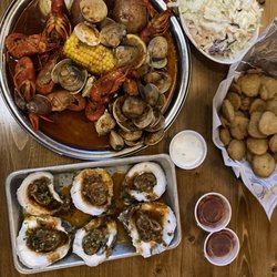 The Juicy Seafood - Oysters plus plate of crayfish and clams plus get tators n corn on da cob. Had a side coleslaw too.