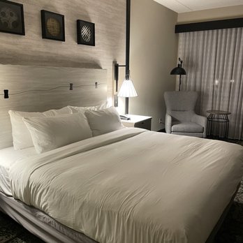 Hilton Appleton Paper Valley - King room - Hotels Near Me - Appleton, Wisconsin