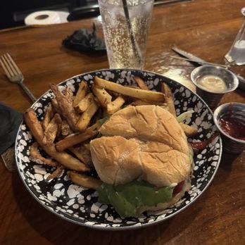 Elizabeths Farmhouse - Burger - Beer Bar Near Me - Putnam, Connecticut