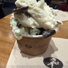 Stacciatella and mint with chocolate chips Stacciatella and mint with chocolate chips