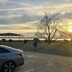 Sunshine Smoothies and Coffee - Parking, seating, benches, scenic view