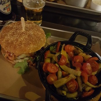 Kohle Craft Werk - Bluecheese Burger mit Vollkornbrot und Grillgemüse - Beer Hall Near Me - Essen, NW