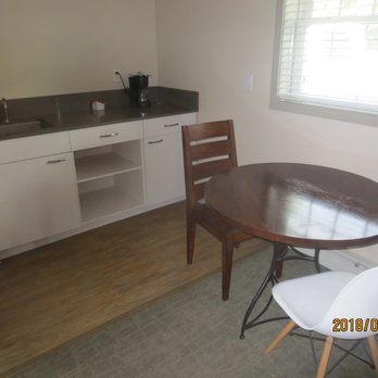 Basalt Mountain Inn - kitchen table, mismatched chairs - Hotels Near Me - Basalt, Colorado