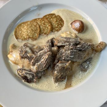 L'Ancienne Auberge 1900 - Volaille de Bresse AOP a la crème avec morilles - French Near Me - Vonnas, 01 L'Ancienne Auberge 1900 - Volaille de Bresse AOP a la crème avec morilles - French Near Me - Vonnas, 01