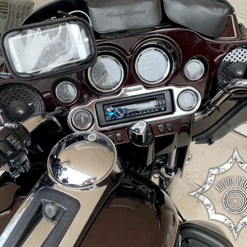 Audio Props - Radio, phone holder and German Maestro speaker system installed on 2011 Harley Davidson - Car Stereo Installation Near Me - Saint Stephens Church, Virginia