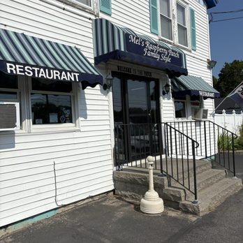 Mel's Raspberry Patch - Entryway to the restaurant - New American Near Me - Sanford, Maine