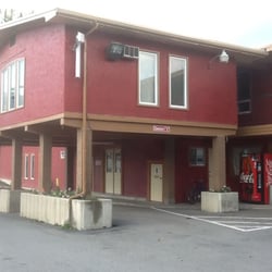 Travelodge Fernie Three Sisters - Front Entry