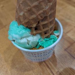 split scoop: yum cha (some pandan) + thai tea, reverse cone. So good !!