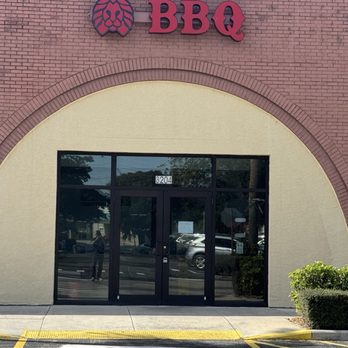 Red Lion BBQ - Entrance with hand written closed sign - Barbeque Near Me - Stuart, Florida