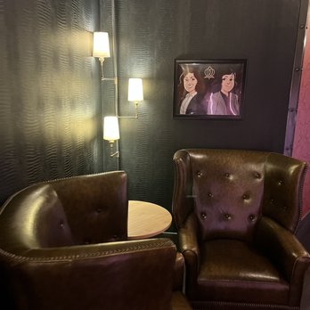 The Dearborn - Hallway sitting area - New American Near Me - Chicago, Illinois The Dearborn - Hallway sitting area - New American Near Me - Chicago, Illinois