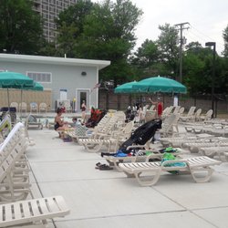 Warwick Pool - Lots of seats