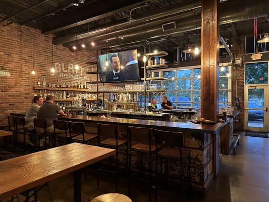 Blatt Beer & Table by null