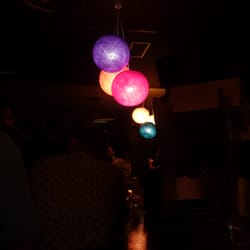 Umalas - Lunas de colores sobre la barra.