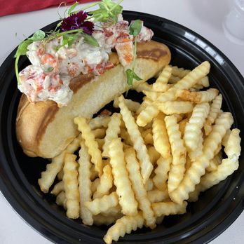 Queensbreak Restaurant - Lobster roll is bomb ! - New American Near Me - Honolulu, Hawaii