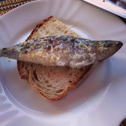 Porto das Barcas - Sardinha assada apresentada no pão. Um belo petisco!