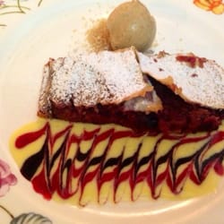 Osteria Villafredda - Blueberry strudel with cinnamon ice cream
