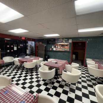 New York Pizzaria - Pizzeria dining area. - Pizza Near Me - Redlands, California
