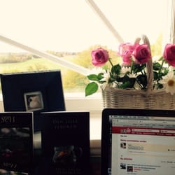 Farbror Melkers Café - Fin utsikt, blomster og Yelp. Beste komboen.