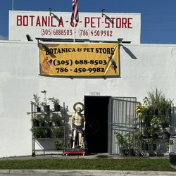 Kenyas Pet Store & Religions Goods - La entrada al negocio