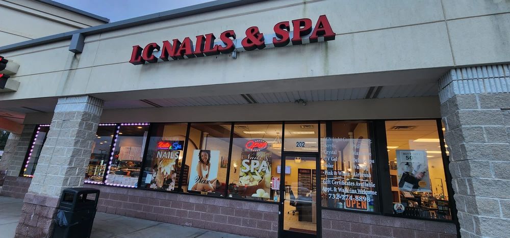 L C Nails & Spa Logo