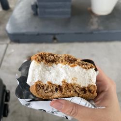 Hangry Planet - Vanilla bean ice cream sandwich