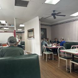 Mollies Country Kitchen - Inside main dining room.