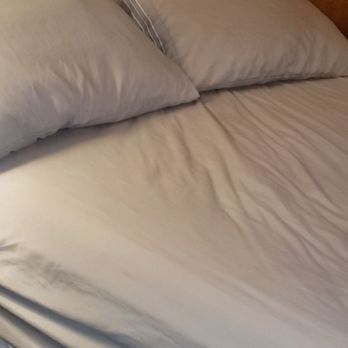 Lakeview Motel - Another queen bed, cleaner than the other one, it too had crumbs...itc was the cleaner of the two - Hotels Near Me - Lake Isabella, California