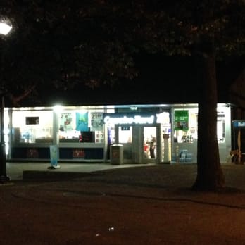 Couche-Tard - a street scene at night - Convenience Stores Near Me - Verdun, Quebec