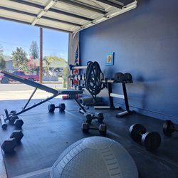Servando Dominguez Personal Trainer - There is enough room for couples to workout together at this Canoga Park personal trainer's garage.