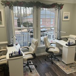 Purity Spa & Wellness - Manicure stations