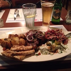 Chez Tony - Lammekølle med græske kartofler, salat og tzatziki.