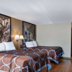 Super 8 by Wyndham Livingston - Guest room