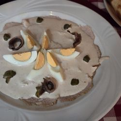 Cono Cimino 48 - Vitello Tonnato (Kalbfleisch in Thunfischsauce) mit Kapern und Ei