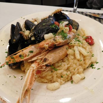 Reina Margherita - Mussels, beautiful prawns on a bed of cannellini beans...wow! - Pizza Near Me - Barcelona, B Reina Margherita - Mussels, beautiful prawns on a bed of cannellini beans...wow! - Pizza Near Me - Barcelona, B
