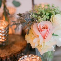 Close up of table arrangements (PHOTO CREDIT: MICHELE SHORE PHOTOGRAPHY)