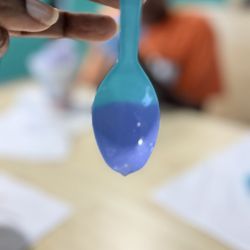 Spoon change colors when dipped