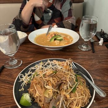 District III - D3 Pad Thai Masaan Curry - Vietnamese Near Me - Alpharetta, Georgia District III - D3 Pad Thai Masaan Curry - Vietnamese Near Me - Alpharetta, Georgia