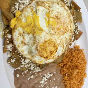 Chuy's Cocina - Chilaquiles verdes con huevos estrellados - Mexican Near Me - Montclair, California