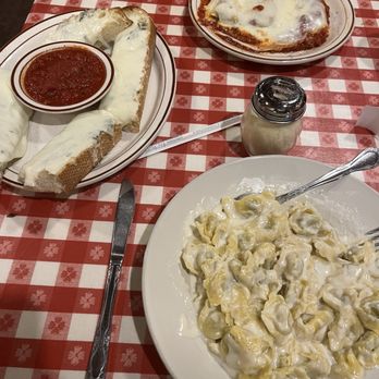 Filippi's Pizza Grotto - Sourdough garlic bread with mozzarella cheese, beef cannelloni with marinara, roasted chicken tortellini with cream sauce - Italian Near Me - Napa, California