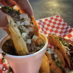 La Mamalona  Taqueria y  Birrieria