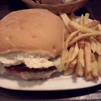 Montecatini - La hamburguesa no tenía mal aspecto, pero denotaba un misterioso sabor "recalentado". - Argentine Near Me - Mar del Plata, C Montecatini - La hamburguesa no tenía mal aspecto, pero denotaba un misterioso sabor "recalentado". - Argentine Near Me - Mar del Plata, C