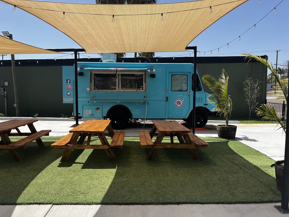 BeachPaws Food Truck Logo
