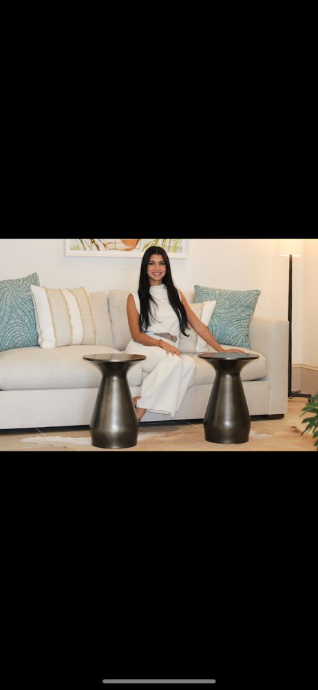 Looks By Lara Logo