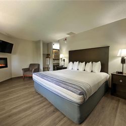 AmericInn by Wyndham Menominee - Guest room