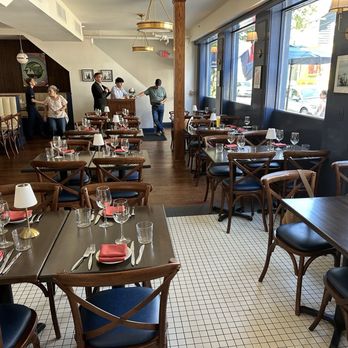 Claw & Hammer - Dining room - Seafood Near Me - Newport, Rhode Island Claw & Hammer - Dining room - Seafood Near Me - Newport, Rhode Island