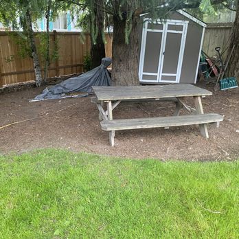 Velasquez landscaping - a picnic table in the backyard - Landscaping Near Me Velasquez landscaping - a picnic table in the backyard - Landscaping Near Me